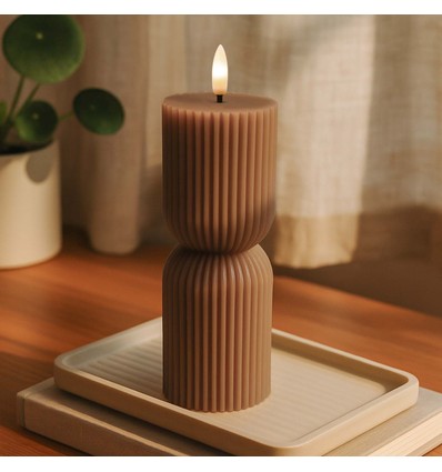 LED Timeglass lys 23cm, flammeeffekt, brun - Ø7,5cm, fjernkontroll, timer, ekte voks