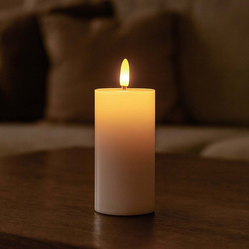 LED Blokklys 10cm høy, flammeeffekt, hvit - Ø5cm, 10cm høy, virker m. fjernkontroll, timer, ekte stearin