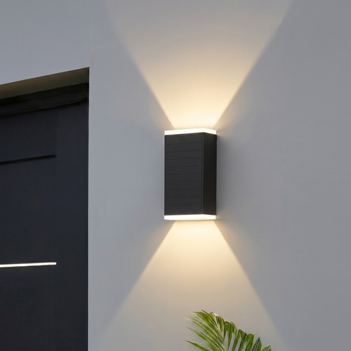 Solcelle vegglampe, 2-trinns lysstyrke - Varmhvit, 16x10cm, 3,7cm dyp, IP44 utendørs