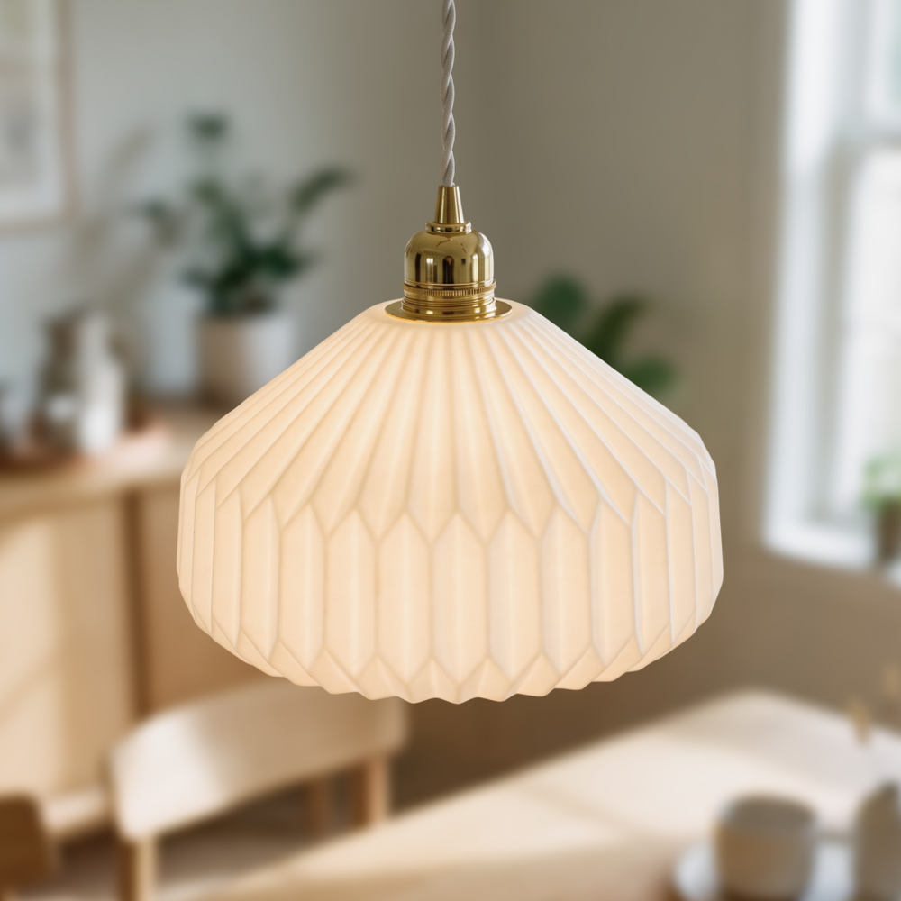 Keramikk E27 pendellampe - Plissert, hvit/messing, 2m ledning, Ø27x23cm, uten lyskilde