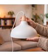 BIRK Hvit Ø24cm pendel - E27 sokkel, 2m ledning, metall / tre