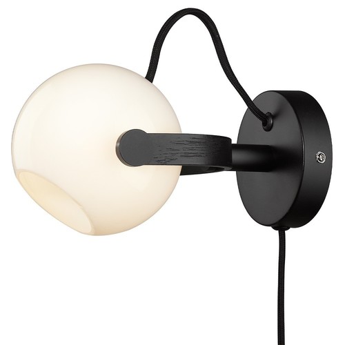 Outlet: Halo Design - D.C Vegglampe Ø12 G9, Opal med eik sort