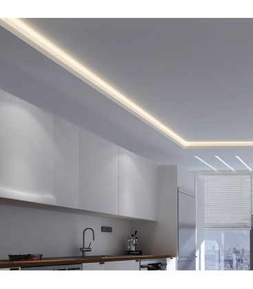 Stemningsfull belysning med LED-striper integrert i interiøret.