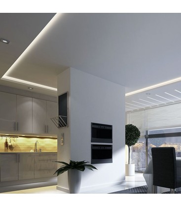 Stemningsfull belysning med LED-strip montert under en hylle.