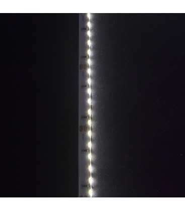 Nærbilde av LED-strip som viser diodenes plassering for jevn belysning.