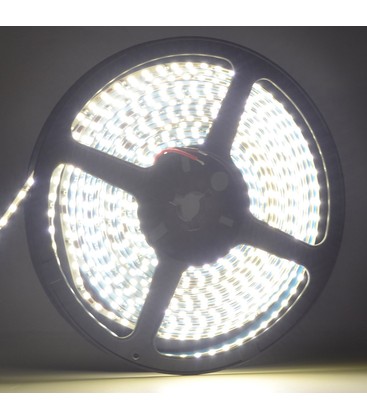 Eksempel på hvordan sidelys LED-strip ser ut når den er montert i en spilevegg.