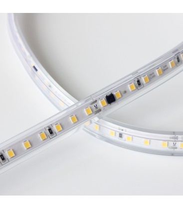 Nærbilde av en LED-strip med matt overflate som viser hvordan lyset spres jevnt uten blending.