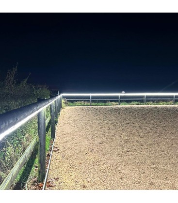 En 5 meter lang LED-strip montert utendørs som viser jevn lysfordeling langs hele lengden.