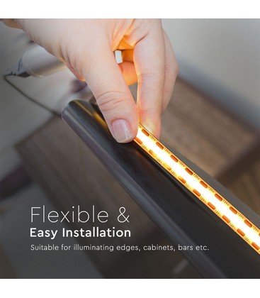 Nærbilde av montering av COB-LED strip som viser baksiden med selvklebende tape.
