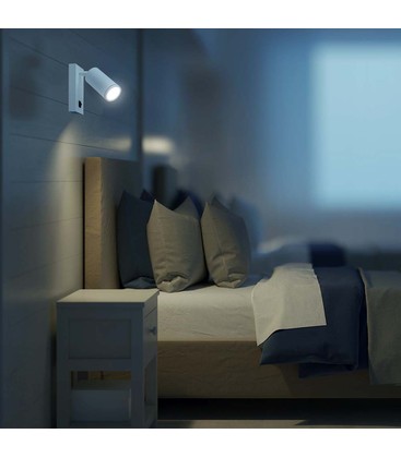 En hvit vegglampe med integrert bryter som illustrerer enkel manuell lysstyring.