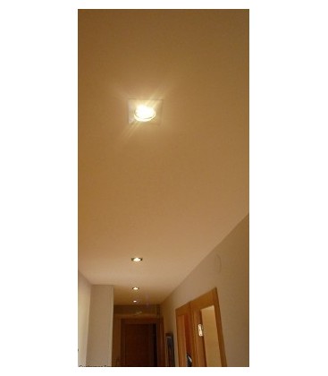 Moderne GU10 LED-spot installert i taket for en effektiv 230V løsning.