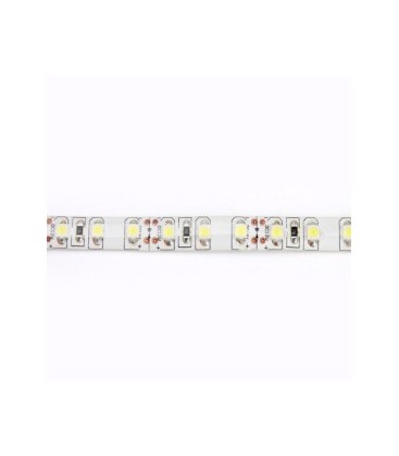 Nærbilde av en IP65-sertifisert LED-stripe som viser det beskyttende silikonlaget mot fuktighet.