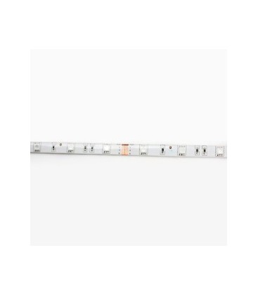 Nærbilde av en IP65-sertifisert LED-strip med beskyttende silikonbelegg for utendørs bruk.