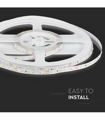 Illustrasjon av hvordan en 12V LED-strip kobles til strømkilde for korrekt oppsett.