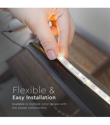 Demonstrasjon av hvordan en fleksibel LED-strip kan monteres langs rette linjer utendørs.