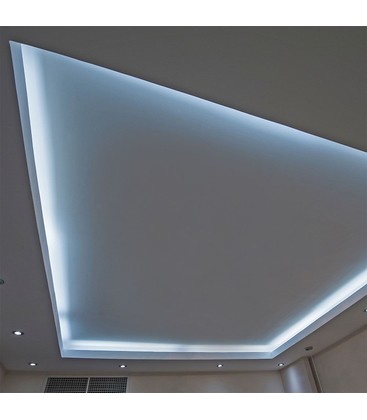 Stemningsbilde av en sprutsikker IP65 LED-strip montert i et miljø som tåler fukt.