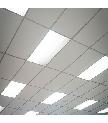 Et LED-panel montert i taket som viser en ryddig avslutning mot overflaten.