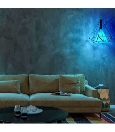 Smart RGB-pære i bruk i en lampe som viser fargevalg via smartstyring.